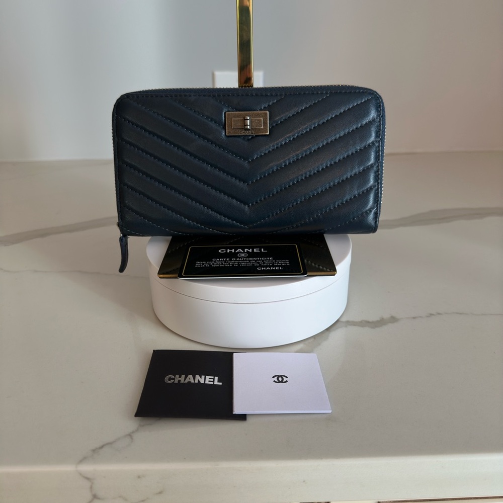 NWOT RARE Luxury Minimalist High Quality Genuine Leather Quilted Fashion Wallet